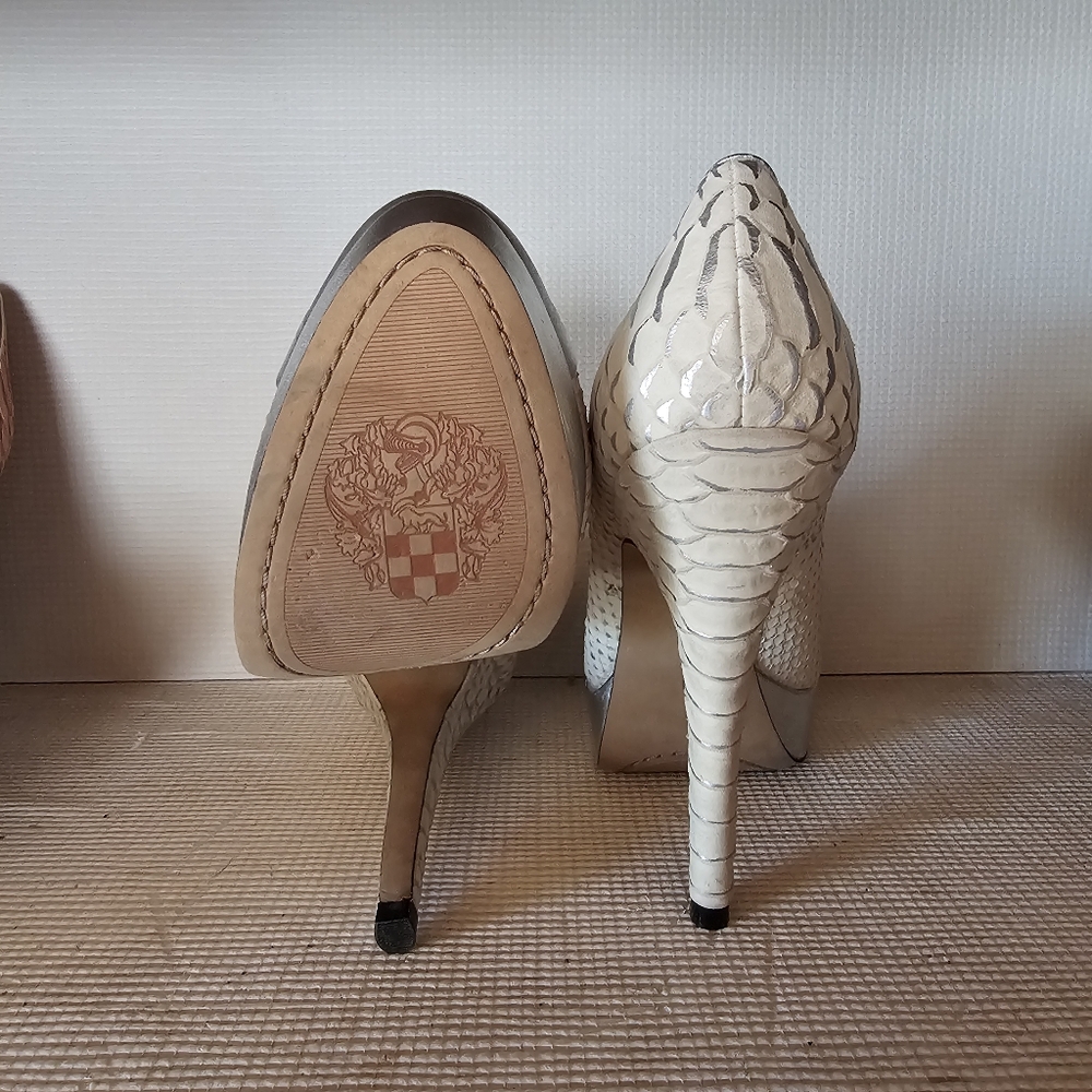 Vince Camuto size 6.5 Rose Gold leather Heels - Picture 7 of 8